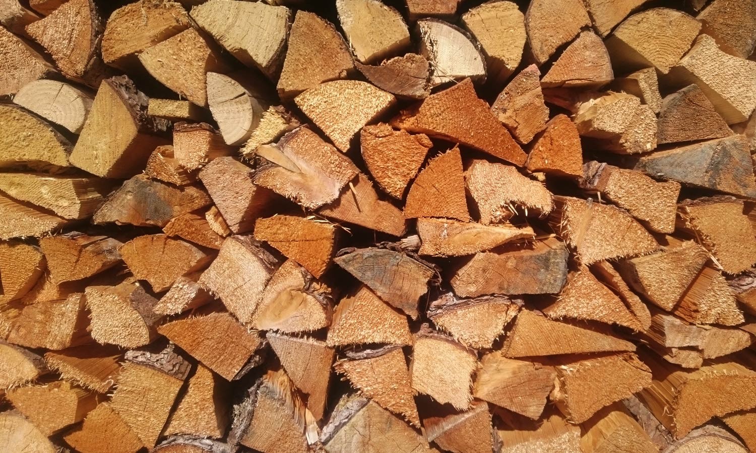 Holz für den Winter am Gartenhaus